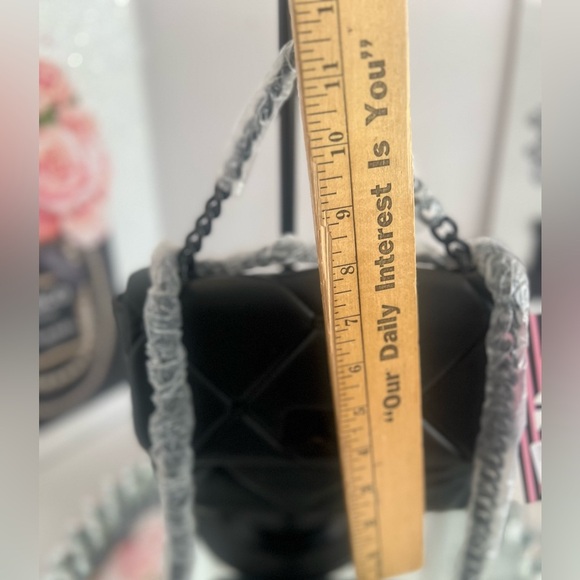 Gilda Paris NWT Black Vegan Leather Quilted  Chain Link Strap Bag - Picture 11 of 12